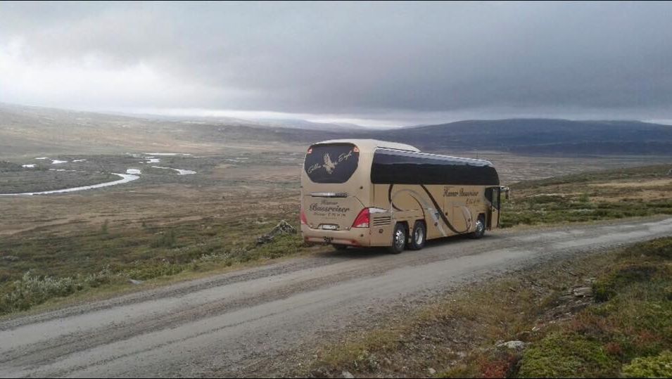 Turbuss kjører over fjell