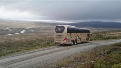 Turbuss kjører over fjell