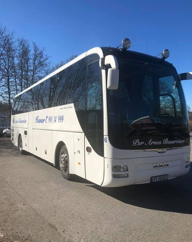 Hvit turbuss og blå himmel
