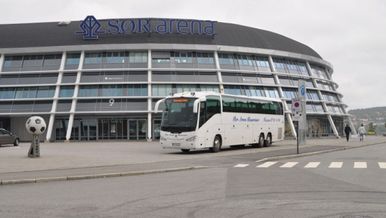Hvit turbuss utenfor Sør Arena
